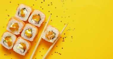 Japon dürümleri sarı arkaplanda.