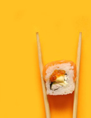 Japon dürümleri sarı arkaplanda.