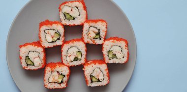 Japon dürümleri mavi arkaplanda.