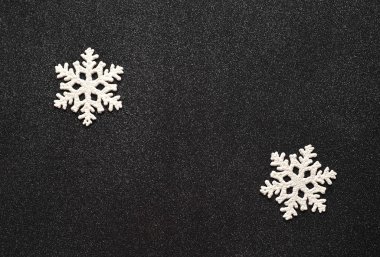 Noel konsepti geçmişi. Siyah simli kağıtta kar taneleri.