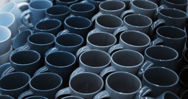 Moda mavisi renginde seramik bardaklar.  