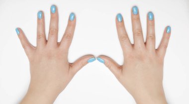 Nane renginde tırnakları olan kadın elleri..