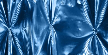 Bulanık holografik folyo dokusunun mavi renkli fotoğrafı. 2020 Yılı Rengi.