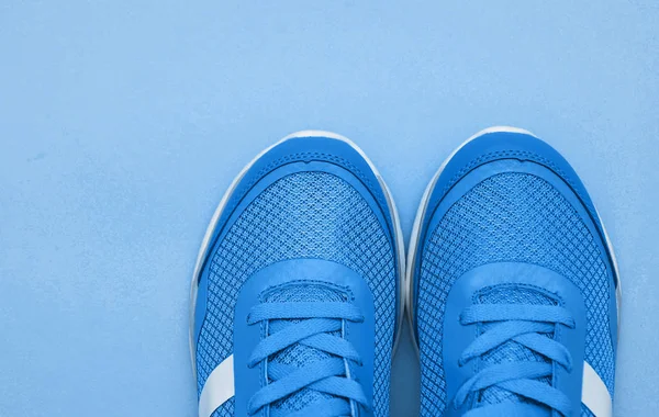 时髦蓝色的运动鞋 — 图库照片