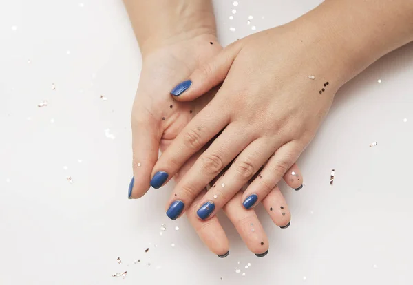 女性的手与时髦的指甲在经典的蓝色的颜色 2020年的色彩 — 图库照片