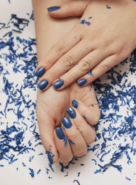 Mano Femenina Con Manicura Moda Color Azul Clásico Color Del — Foto de Stock