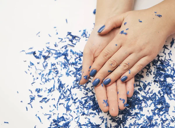 女性的手与时髦的指甲在经典的蓝色的颜色 2020年的色彩 — 图库照片