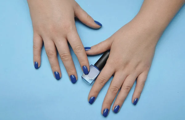 Weibliche Hand Mit Trendiger Maniküre Klassisch Blauer Farbe Farbe Des — Stockfoto