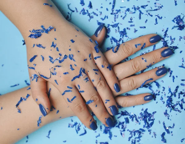 Mano Femenina Con Manicura Moda Color Azul Clásico Color Del — Foto de Stock