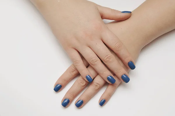 Weibliche Hand Mit Trendiger Maniküre Klassisch Blauer Farbe Farbe Des — Stockfoto