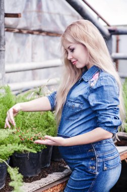 Sera çalışan hamile kadın.
