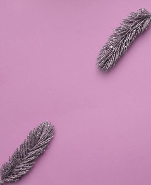 Mavi arka planda çam ağacının Noel dalları.