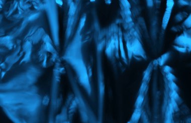 Bulanık holografik folyo dokusunun mavi renkli fotoğrafı. Renk eğilimleri 2020.