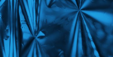 Bulanık holografik folyo dokusunun mavi renkli fotoğrafı. Renk eğilimleri 2020.