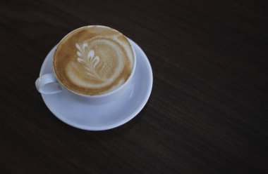 Ahşap arka plan üzerinde kahve fincan.