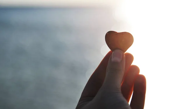 Cuore Pietra Nelle Dita Femminili Tramonto Concetto Romantico — Foto Stock