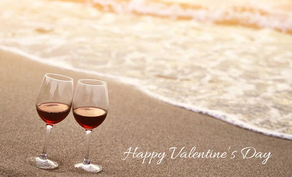 Dwa Kieliszki Wina Czerwonym Winem Piasku Plaży Koncepcja Walentynek — Zdjęcie stockowe