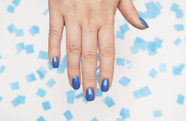 Mano Femenina Con Manicura Moda Color Azul Color Del Año — Foto de Stock