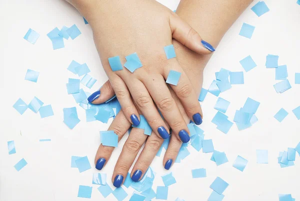 Kvinnlig Hand Med Trendig Manikyr Blå Färg Årets Färg 2020 — Stockfoto