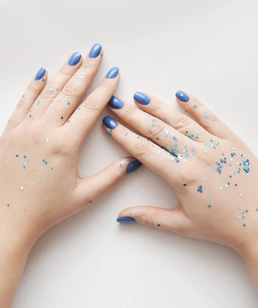 Mano Femenina Con Manicura Moda Color Azul Color Del Año — Foto de Stock