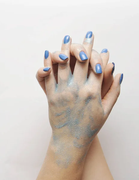 Mano Femenina Con Manicura Moda Color Azul Color Del Año — Foto de Stock