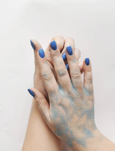 Mano Femenina Con Manicura Moda Color Azul Color Del Año — Foto de Stock