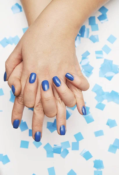 有时髦的蓝色指甲的女性手 2020年的色彩 — 图库照片