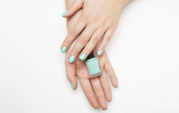 Mano Femenina Con Manicura Moda Color Menta — Foto de Stock