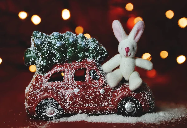 Vánoční Auto Borovice Červeném Pozadí Světly — Stock fotografie