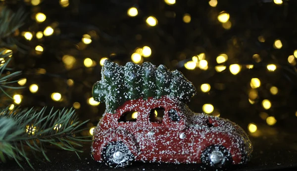 Weihnachtsauto Und Tanne Auf Rotem Hintergrund Mit Lichtern — Stockfoto