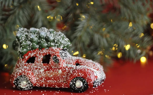 Χριστουγεννιάτικο Αυτοκίνητο Και Πεύκο Κόκκινο Φόντο Φώτα — Φωτογραφία Αρχείου