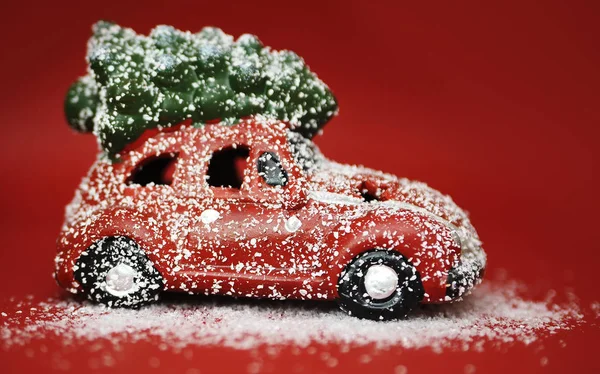 Vánoční Auto Borovice Červeném Pozadí Světly — Stock fotografie