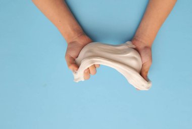 Arka planda sümük olan çocuk elleri.