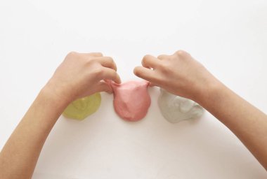 Arka planda sümük olan çocuk elleri.