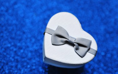 Işıltılı kağıt arka planda hediye paketi. 