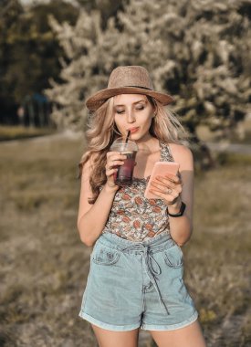 Şapkalı, kuyruk kuyruklu, güzel bir kadın..