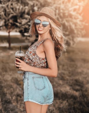 Şapkalı, kuyruk kuyruklu, güzel bir kadın..