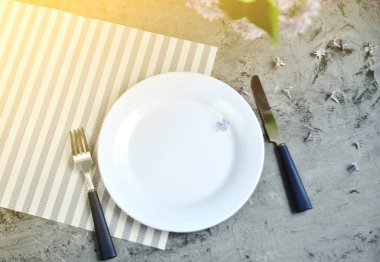 Tabak süslemeli taş masa.