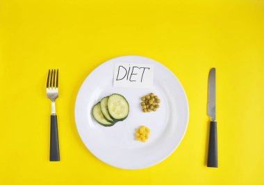 Diyet temasının kavramsal görüntüsü. Bazı gıda ile Plaka.