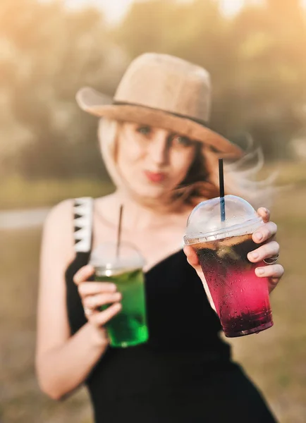 Pretty Smiling Woman Hat Coctails Outdoors — Stock Photo, Image