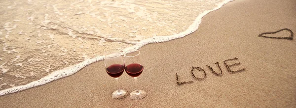 Bicchieri Vino Con Vino Rosso Sulla Sabbia Sulla Spiaggia Concetto — Foto Stock
