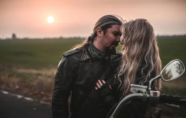 Güzel motorcular. Sevgililer Günü konsepti.