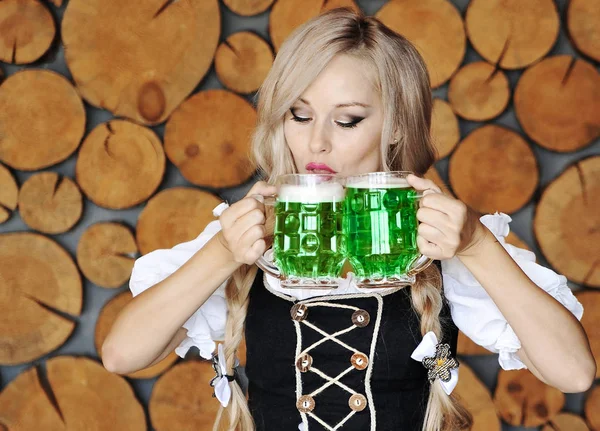 Красивая Женщина Зеленым Пивом День Святого Патрика — стоковое фото