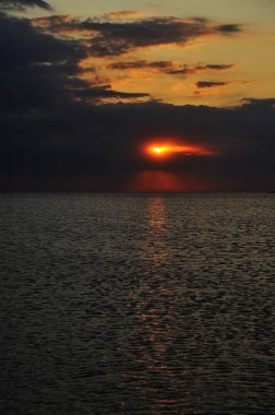 Yaz. Sahilde güzel gün batımı 