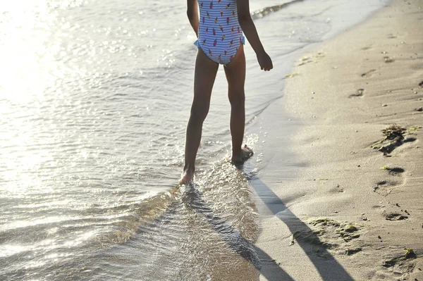 Petite Fille Mignonne Amuse Sur Plage Concept Été — Photo