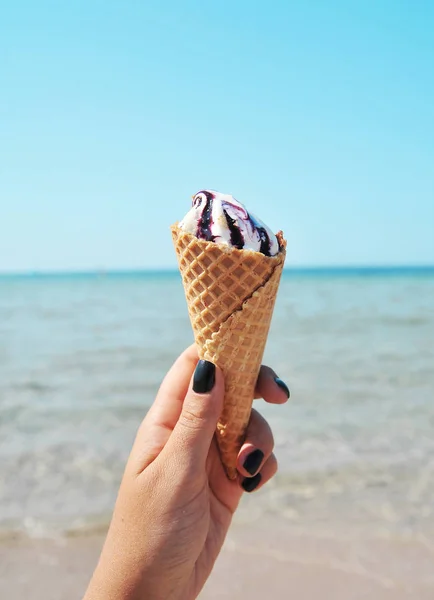 Mão Feminina Segura Sorvete Praia Mar — Fotografia de Stock