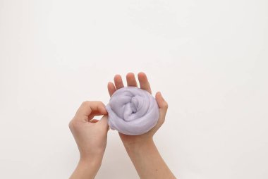 Arka planda gökkuşağı salgısı olan çocuk elleri.