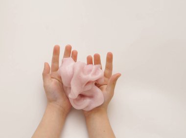 Arka planda gökkuşağı salgısı olan çocuk elleri.