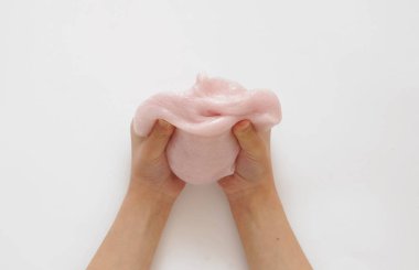 Arka planda gökkuşağı salgısı olan çocuk elleri.