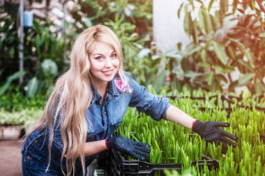 Hamile kadın serada çalışıyor..